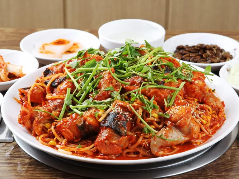 Hidangan agu jjim dengan tauge, saus merah, dan sayuran